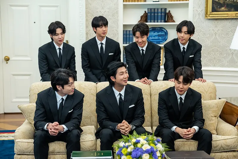 방탄소년단, 페루 리마 첫 공연 3회 전석 매진…15만 관객 열광 관련 사진