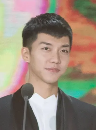 '두 아이 아빠' 이승기, 육아카페 알바 체험 나섰다 관련 사진