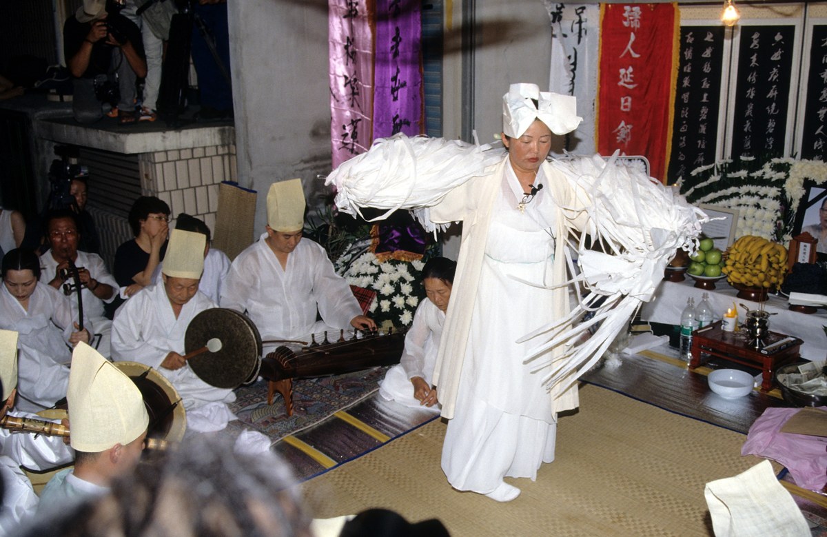 국가무형유산 진도씻김굿 곽머리 씻김굿 — 지전을 들고 춤추며 망자를 위로하는 무녀(2001년 전남 진도)
