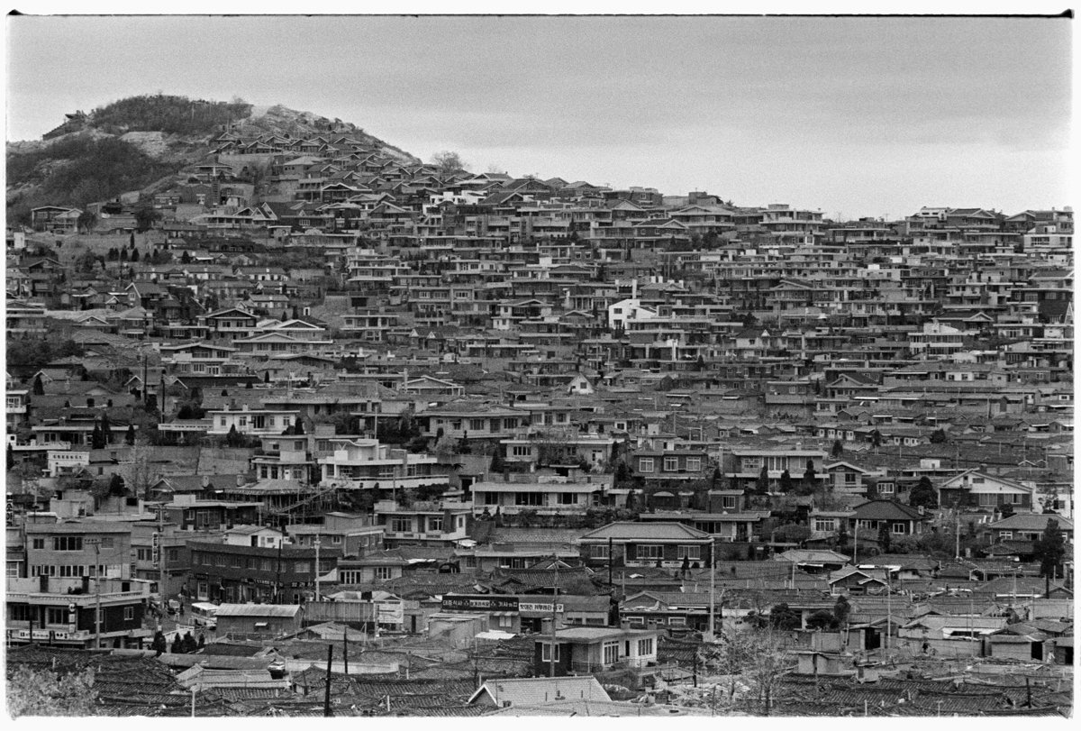 미아리 점집 거리 — 1981년 서울 성북구 고갯마을 풍경(흑백 사진)
