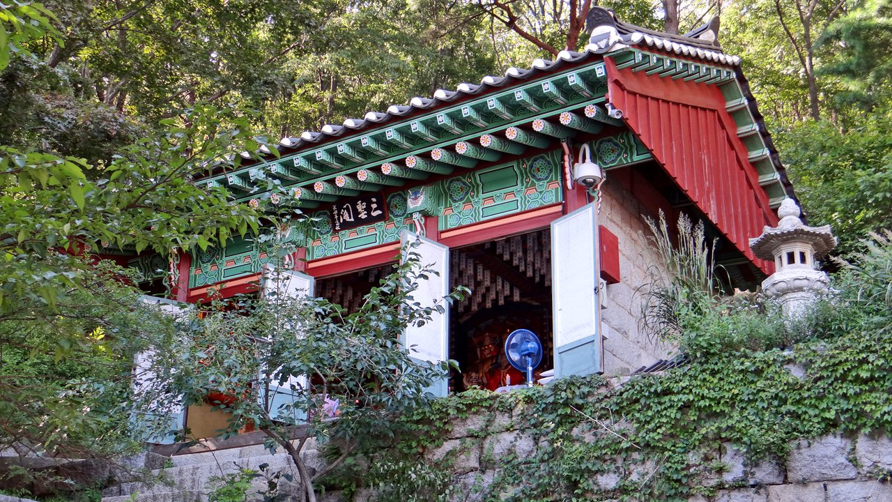 산신각 기도 — 강화 정수사 산신각, 山神閣 현판이 걸린 단청 전각